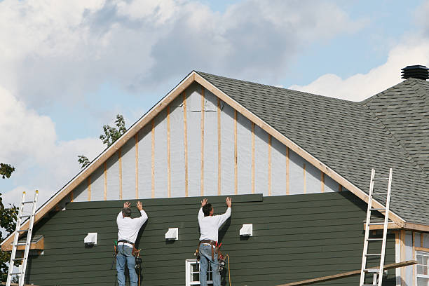Professional Siding technician working in Happy Valley, OR